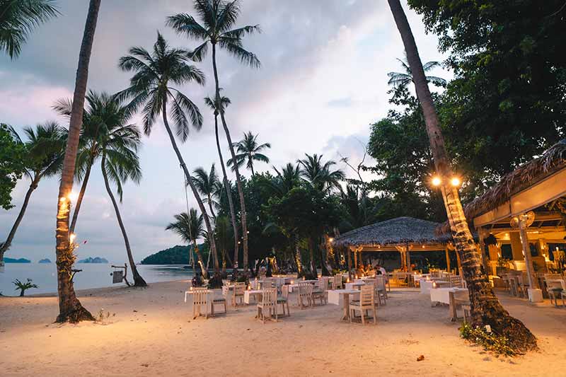 TreeHouse_Villas_E3_Seafood_Terrace_1-(3)